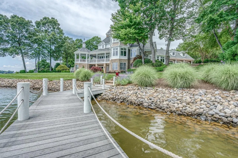 House with a private shoreline