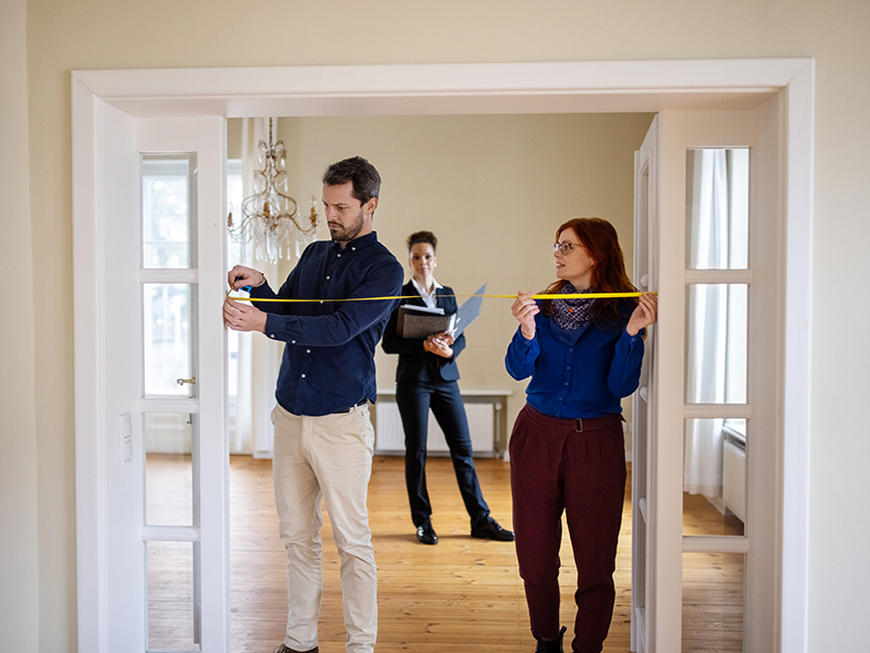 Couple measuring the door