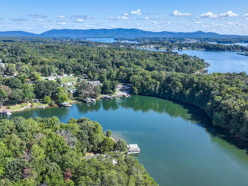 Outdoor adventures in Smith Mountain Lake for every type of enthusiast