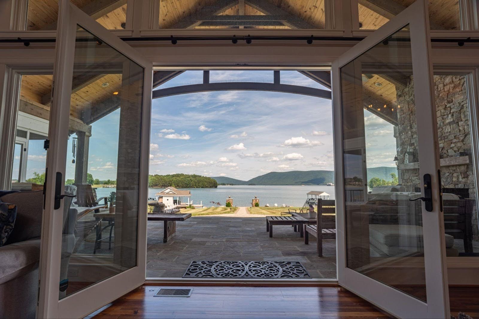 Lakefront homes at Smith Mountain